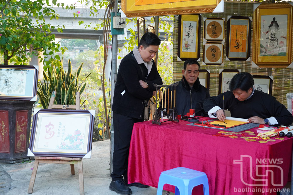 Nhiều đoàn viên, người lao động xin chữ đầu năm, cầu mong một năm mới bình an, hạnh phúc.