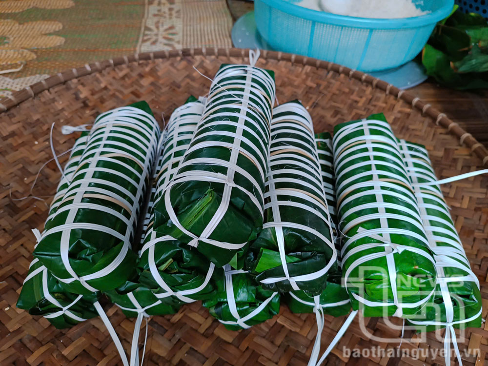 Những chiếc bánh được gói đẹp mắt để đặt trong mâm cỗ và chia cho người thân trong ngày ăn “Tết lại”.