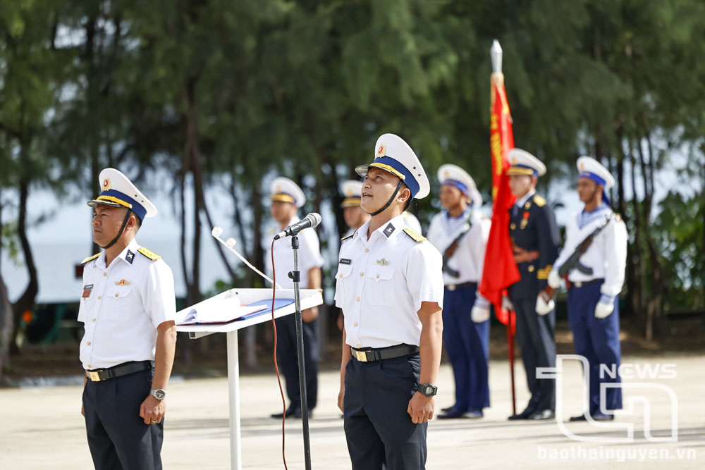 Sau lễ chào cờ, một quân nhân đại diện cán bộ, chiến sĩ trên đảo đọc 10 lời thề danh dự của quân nhân.