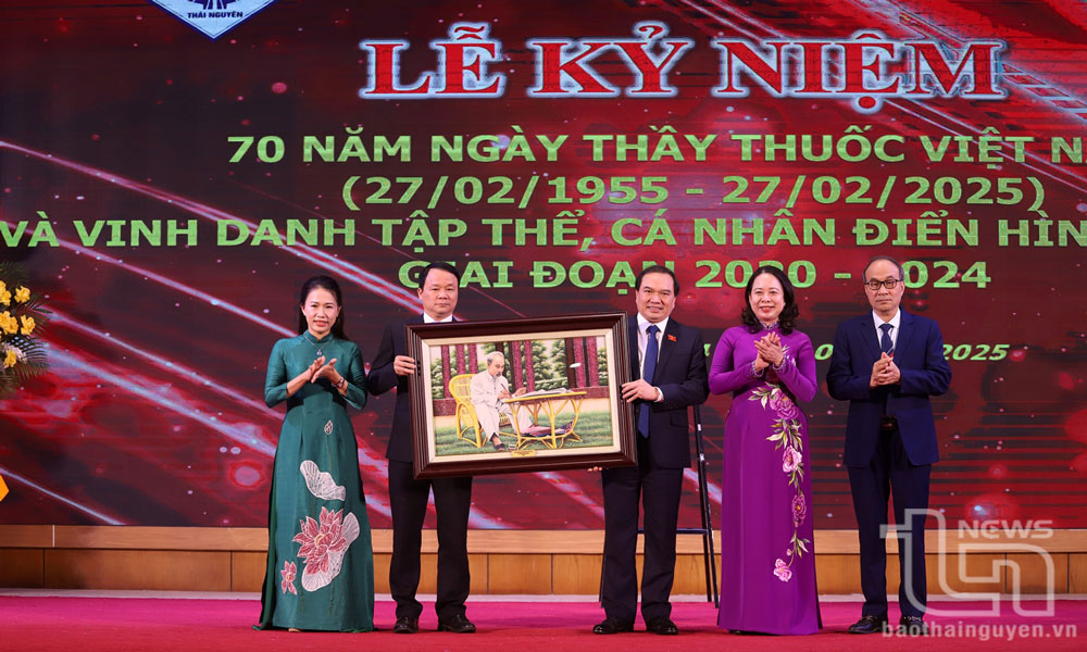 Phó Chủ tịch nước chúc mừng Ngày Thầy thuốc Việt Nam tại Bệnh viện Trung ương Thái Nguyên