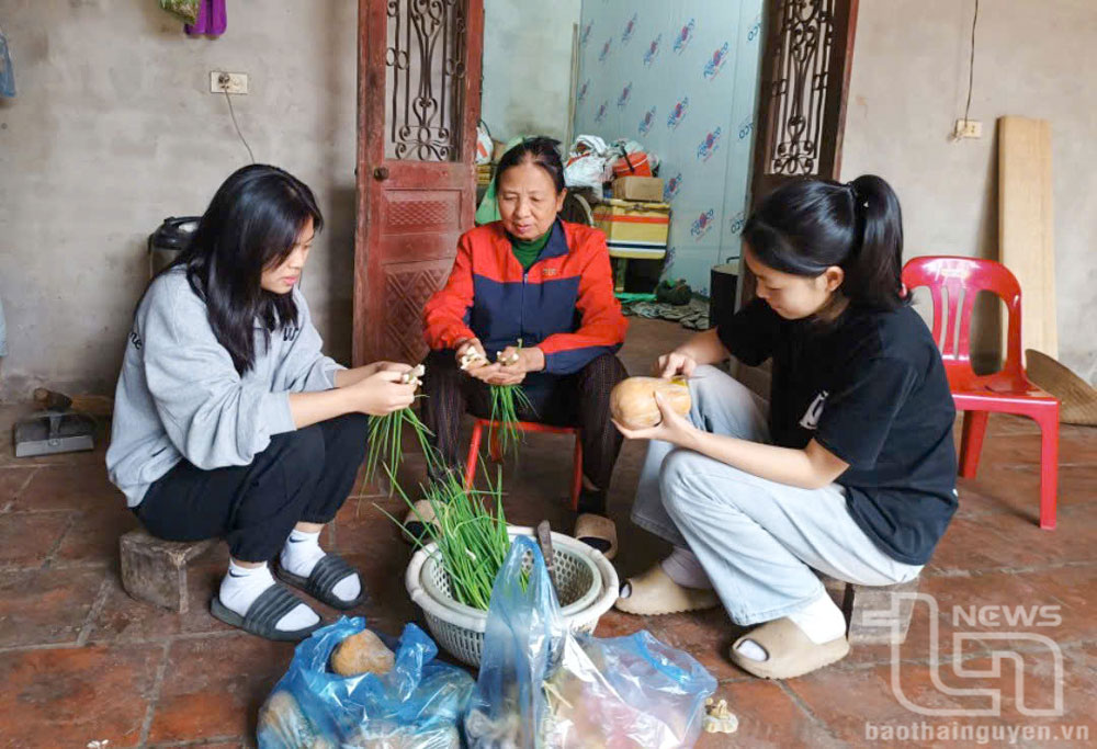 Mọi người cùng nhau chuẩn bị thực phẩm để nấu những món ăn truyền thống.