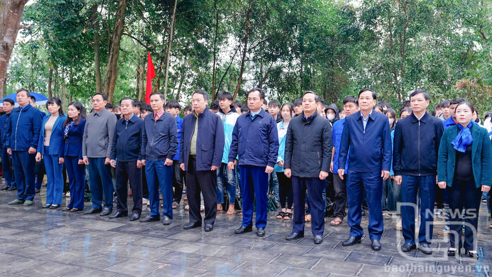 Các đồng chí lãnh đạo tỉnh dâng hương tại Đài tưởng niệm Khu di tích lịch sử Quốc gia địa điểm thành lập Đội Cứu quốc quân II.