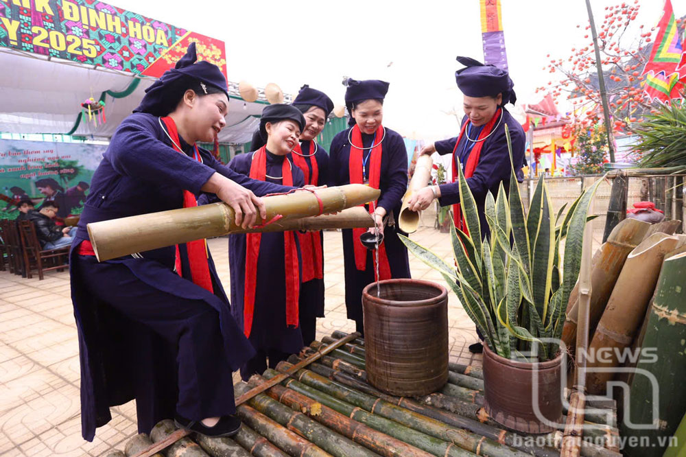 Tái hiện lấy nước bằng ống tre, mai.