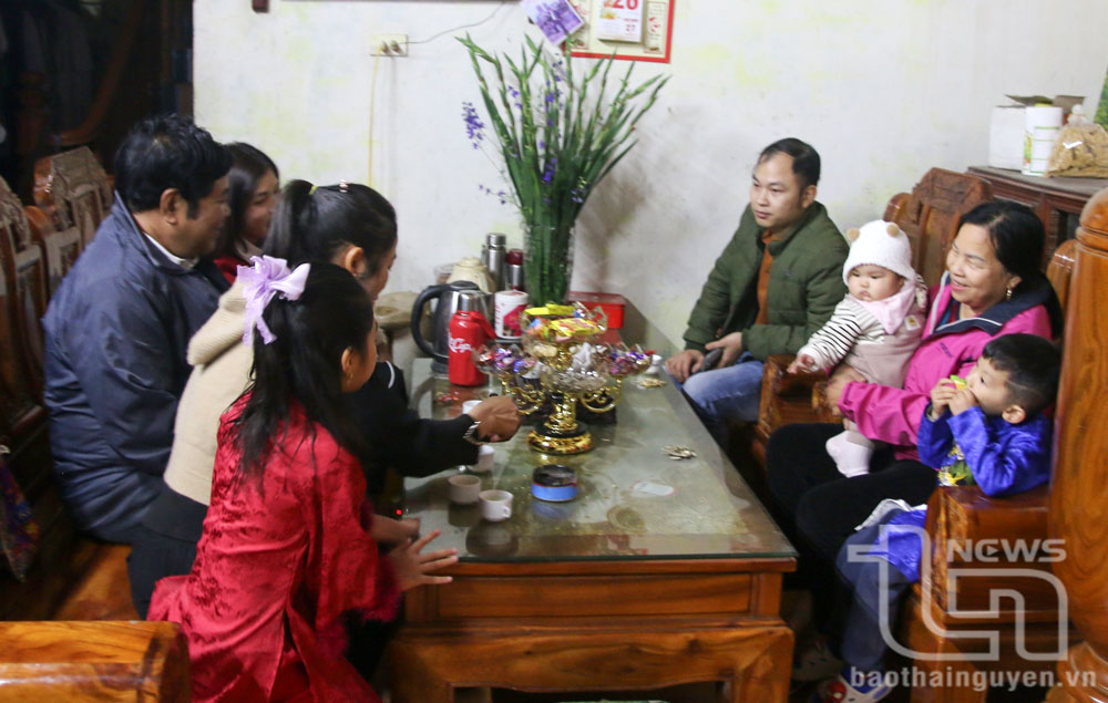 Không khí ấm cúng, quây quần trong ngày ăn “Tết lại” của một gia đình ở xã Xuân Phương.
