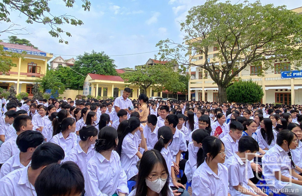 Các trường học phối hợp với lực lượng Công an tổ chức tuyên truyền kiến thức về an toàn giao thông cho học sinh.