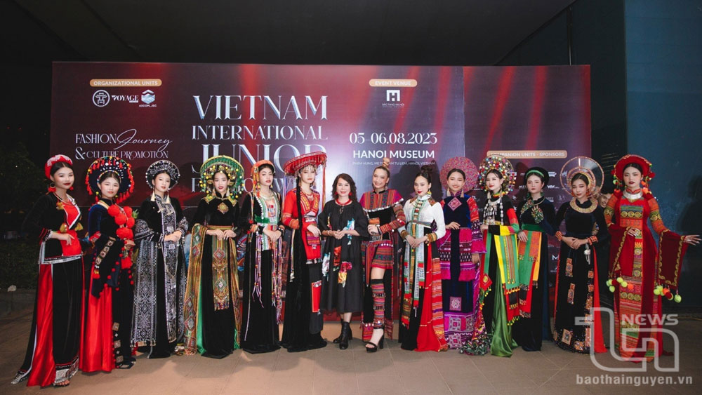 Nhà thiết kế Hàn Phượng tỏa sáng cùng bộ sưu tập áo dài “Sắc Núi”