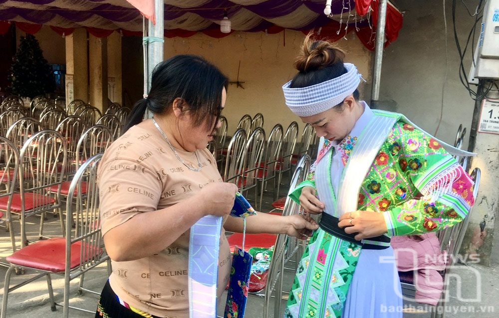 Vui mùa Xuân mới, chị em người Mông ở bản Trung Sơn (xã Quang Sơn, Đồng Hỷ) chuẩn bị váy áo đi dự hội.