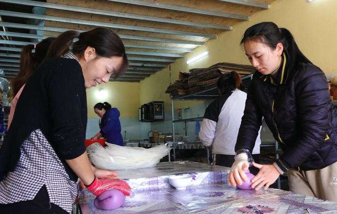 Quy trình nặn bánh đá tại cơ sở sản xuất. Ảnh: Văn Lộc
