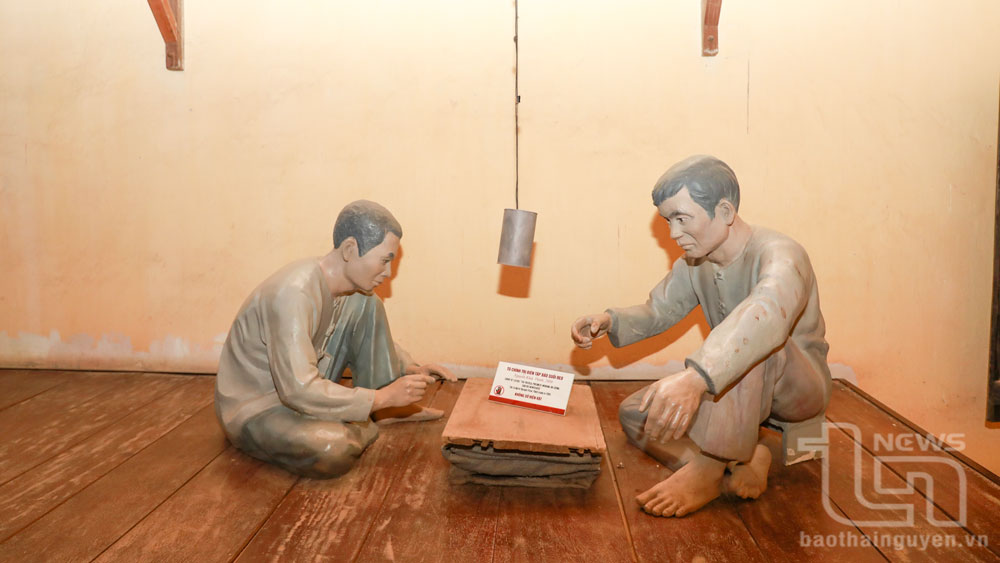 Mô hình mô phỏng lại cảnh tù chính trị biên tập tờ Suối Reo trong nhà tù Sơn La. Ảnh: Nguyên Ngọc