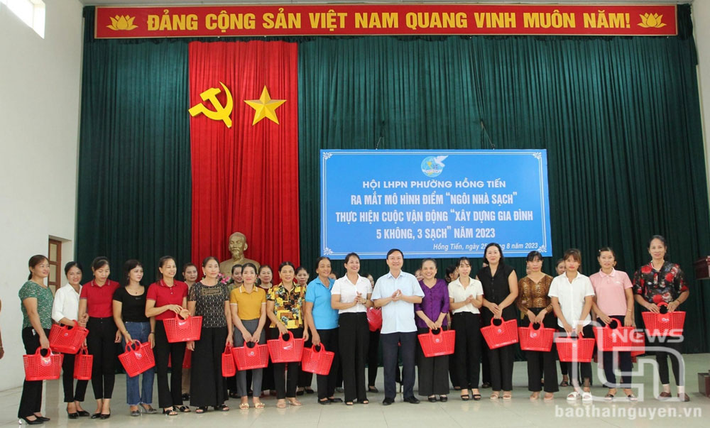 Nhằm góp phần bảo vệ môi trường, Hội Liên hiệp Phụ nữ phường Hồng Tiến (TP. Phổ Yên) đã triển khai các mô hình cụ thể, gắn với Cuộc vận động “ Xây dựng gia đình 5 không 3 sạch”.