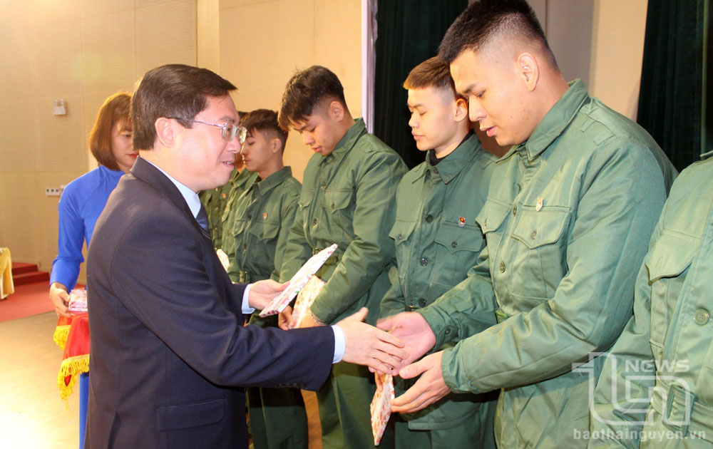 Động viên tân binh trước khi lên đường nhập ngũ