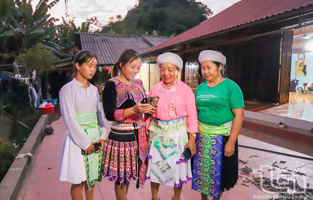 Thành viên Tổ truyền thông cộng đồng xóm Lân Quan thường xuyên trao đổi thông tin, hỗ trợ phụ nữ nâng cao kiến thức.