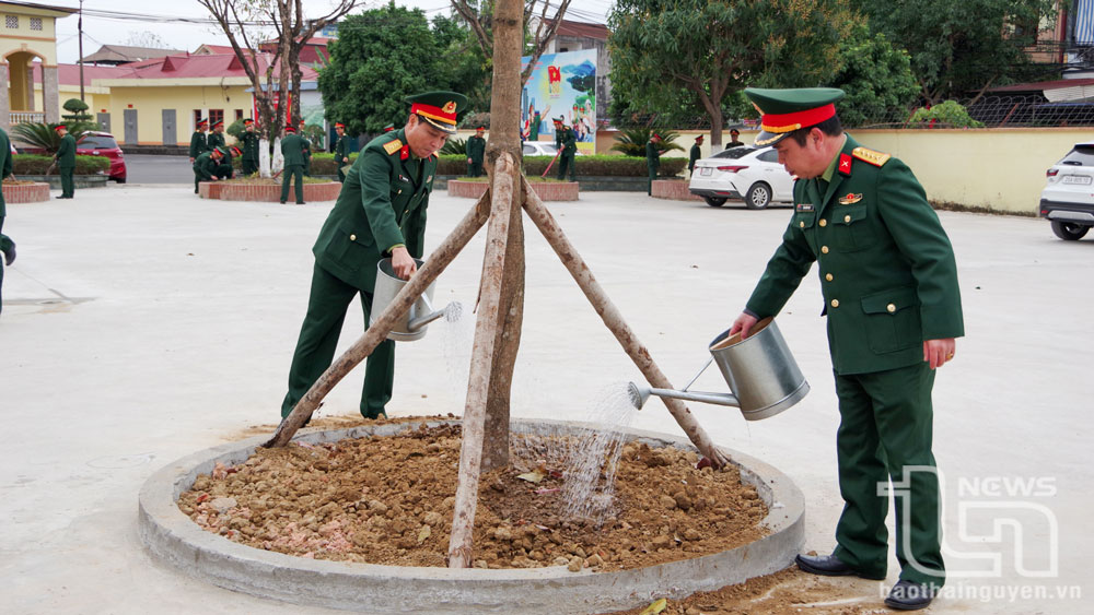Lãnh đạo Bộ Chỉ huy Quân sự tỉnh tham gia trồng cây sau Lễ phát động.