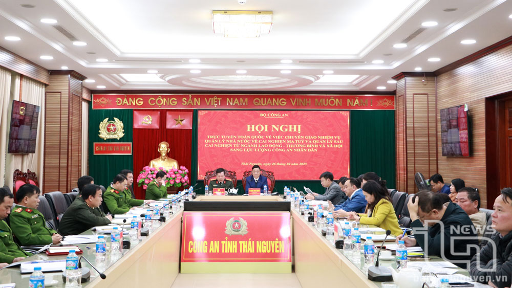 Đồng chí Phó Chủ tịch Thường trực UBND tỉnh Đặng Xuân Trường và Đại tá Bùi Đức Hải, Giám đốc Công an tỉnh, chủ trì tại điểm cầu Thái Nguyên.