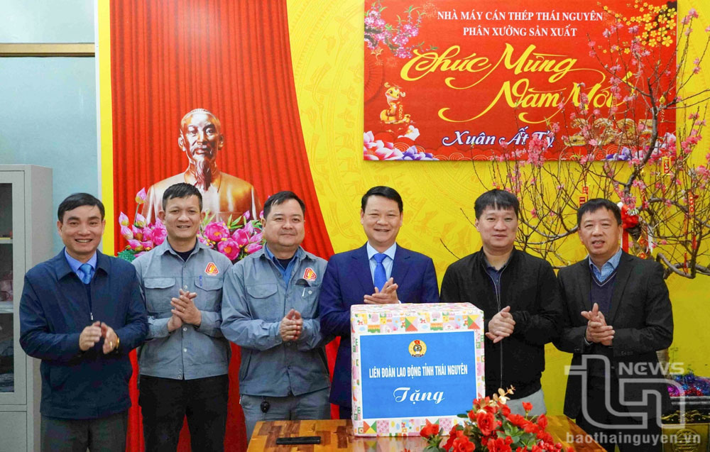 Liên đoàn Lao động tỉnh thăm, tặng quà doanh nghiệp, người lao động