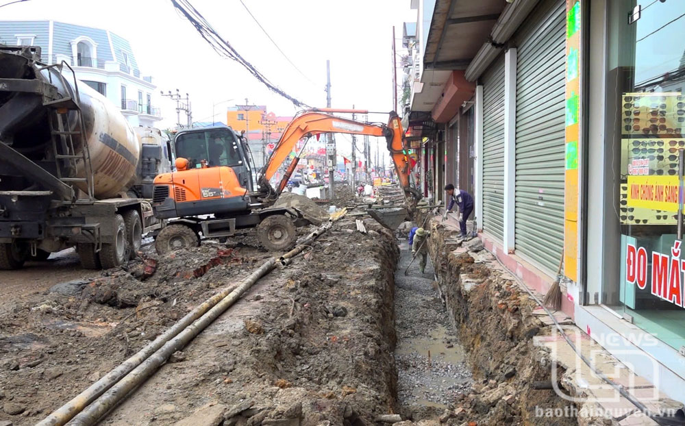 Đơn vị thi công Dự án nâng cấp, cải tạo tuyến đường Cách mạng Tháng Tám đang đẩy nhanh tiến độ để hoàn thành trước ngày tổ chức lễ Kỷ niệm 40 năm ngày thành lập TP. Sông Công.