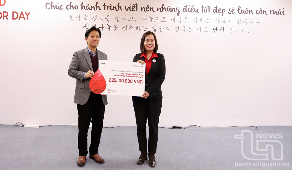 Công ty SEVT trao tượng trưng số tiền trên 225 triệu ủng hộ hoạt động của Hội Chữ thập đỏ tỉnh Thái Nguyên.