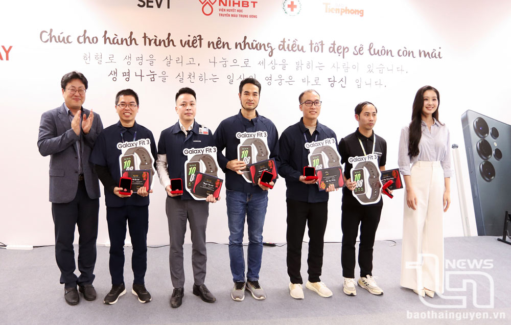 Lãnh đạo SEVT trao thưởng cho các nhân viên xuất sắc trong hiến máu tình nguyện.