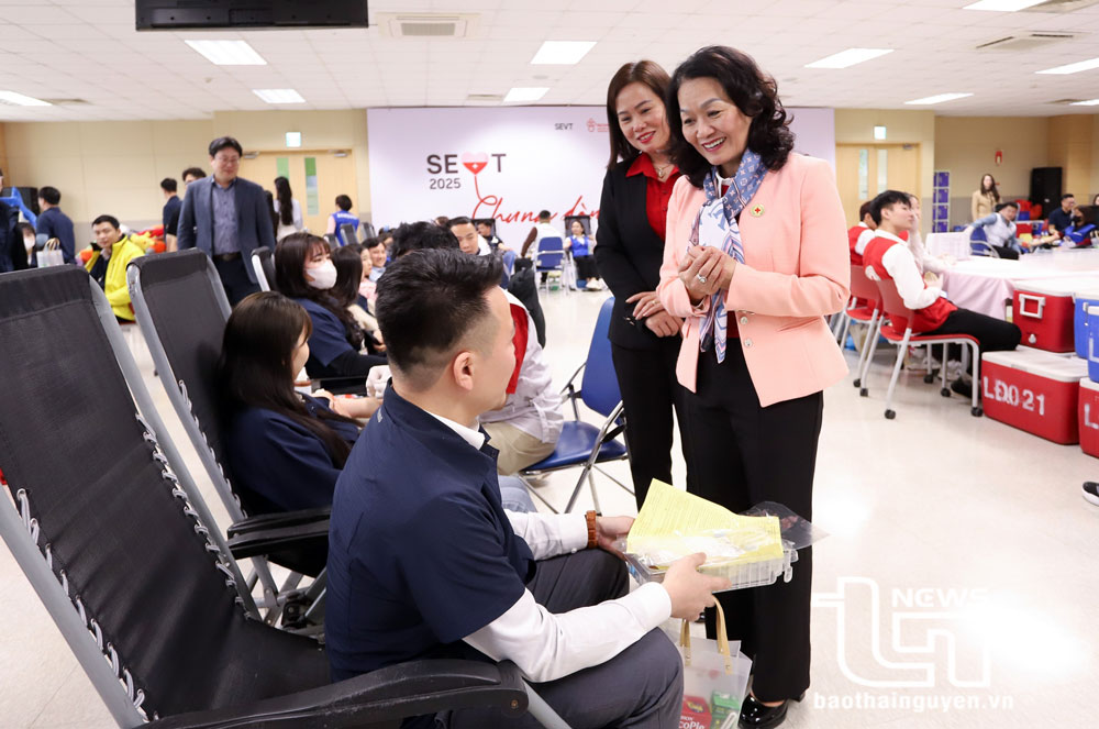 Đồng chí Bùi Thị Hòa, Chủ tịch Hội Chữ thập đỏ Việt Nam, động viên nhân viên SEVT tham gia hiến máu trong chương trình.