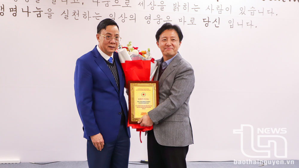 Đồng chí Phó Chủ tịch Thường trực UBND tỉnh Đặng Xuân Trường trao khen tặng của Ban Chỉ đạo vận động hiến máu tỉnh cho đại diện SEVT.