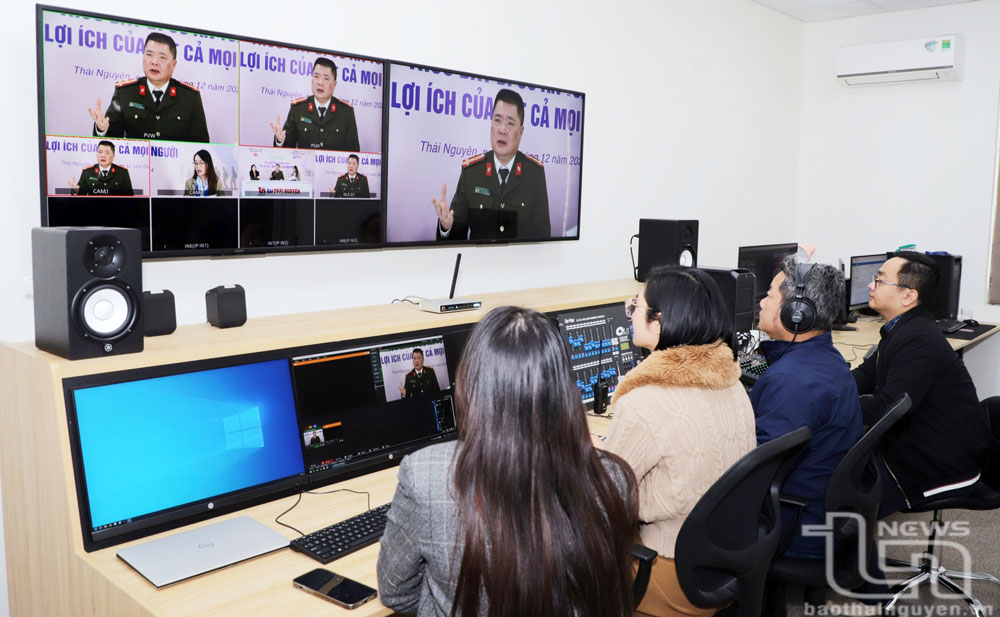 Hệ thống phòng thu, thiết bị sản xuất chương trình của Báo Thái Nguyên điện tử đã được đầu tư bài bản, bảo đảm thực hiện tốt các chương trình trực tuyến, trực tiếp trên mạng Internet, chuyển tải thông tin nhanh nhạy, chính xác, hiệu quả. Ảnh: Trường Sơn