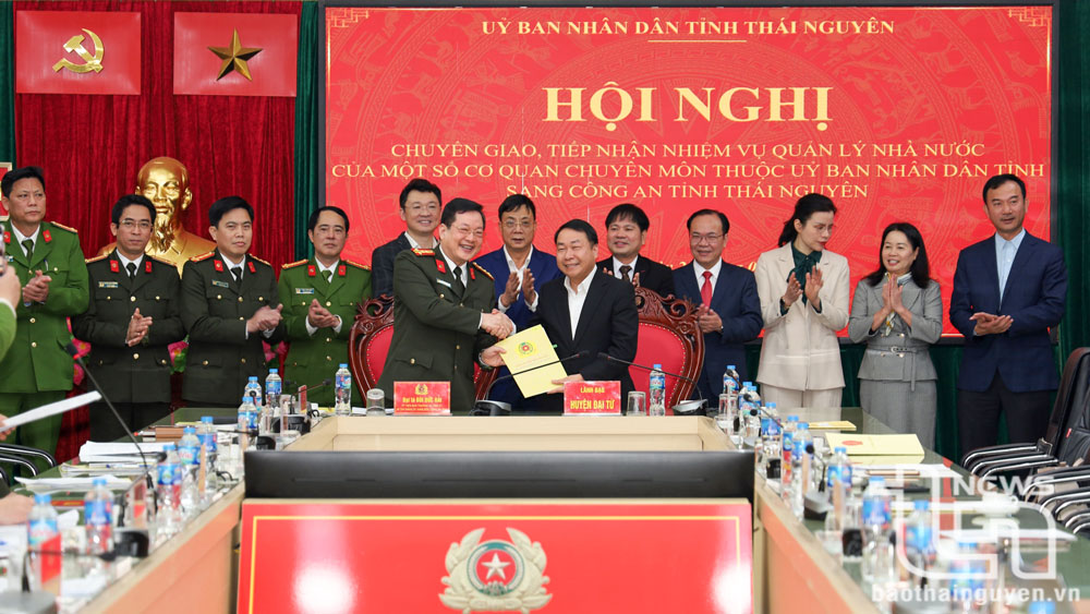 Lãnh đạo Công an tỉnh và các sở, ngành, địa phương ký biên bản bàn giao, tiếp nhận nhiệm vụ.