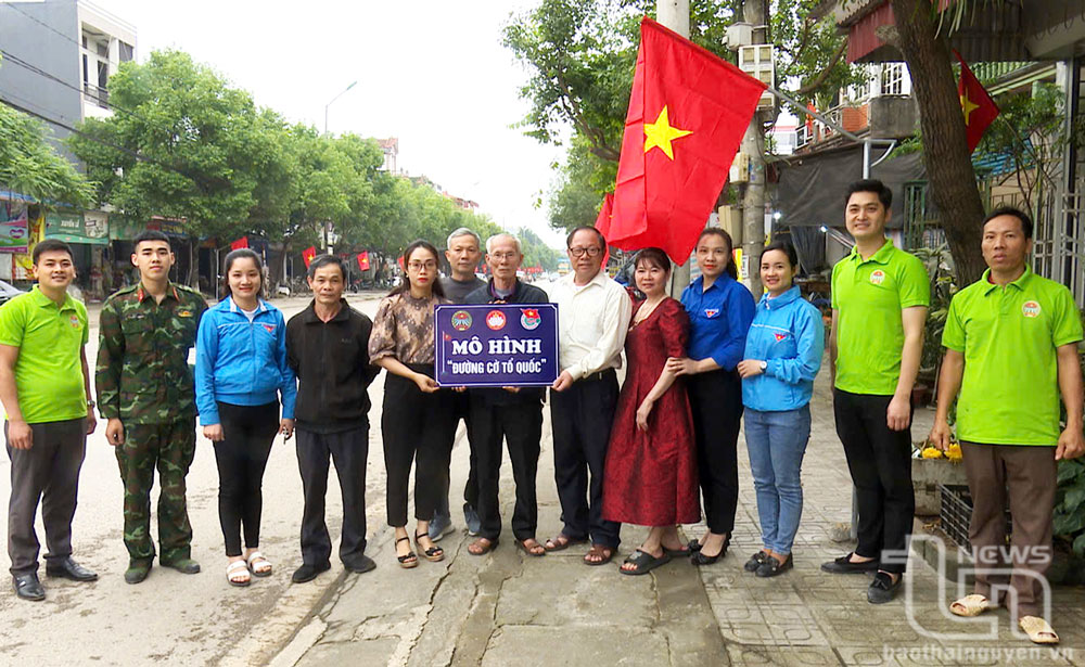 Thị trấn Hóa Thượng (Đồng Hỷ) hỗ trợ triển khai mô hình đường cờ Tổ quốc tại 2 tổ dân phố Đồng Thái và Đồng Thịnh.