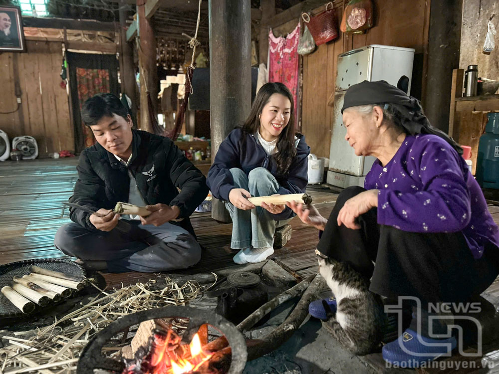 Người dân quây quần bên bếp lửa làm món cơm lam.