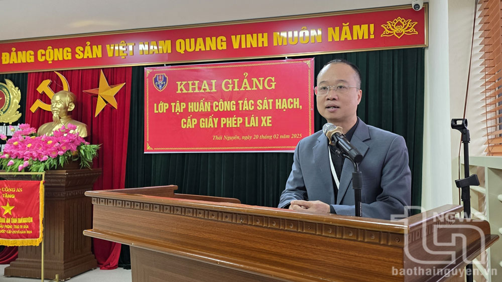 Đại diện Trung tâm sát hạch, Trường Cao đẳng Than - Khoáng sản Việt Nam (Phân hiệu đào tạo Việt Bắc) phát biểu tại lớp tập huấn.