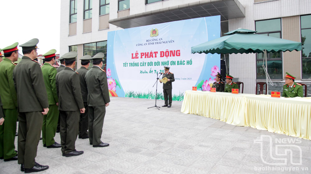Đại tá Bùi Đức Hải, Giám đốc Công an tỉnh, phát động Tết trồng cây đời đời nhớ ơn Bác Hồ.