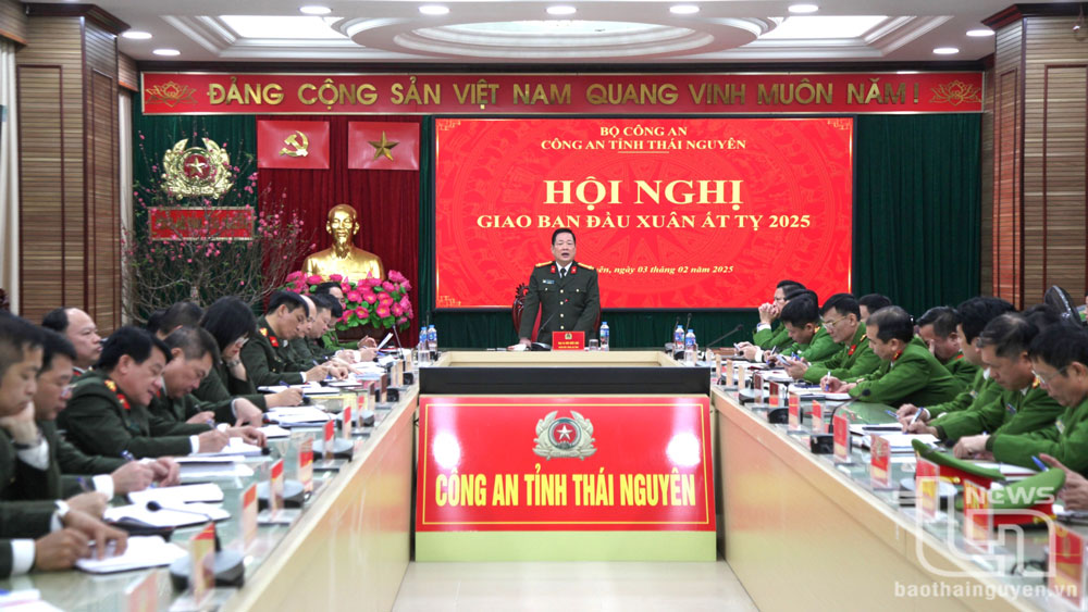 Đại tá Bùi Đức Hải, Giám đốc Công an tỉnh, phát biểu tại Hội nghị giao ban đầu xuân.