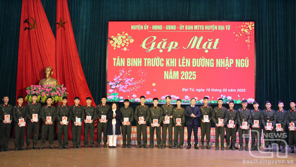 Lãnh đạo huyện Đại Từ tặng quà các tân binh thực hiện nghĩa vụ tham gia Công an nhân dân năm 2025.