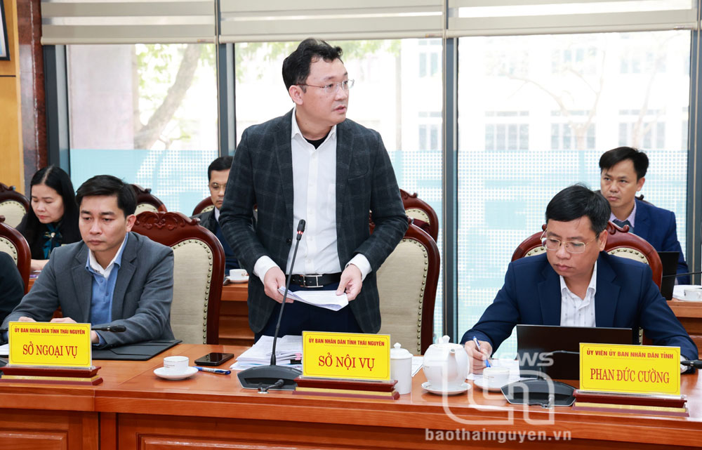 Tại Phiên họp, lãnh đạo Sở Nội vụ báo cáo
