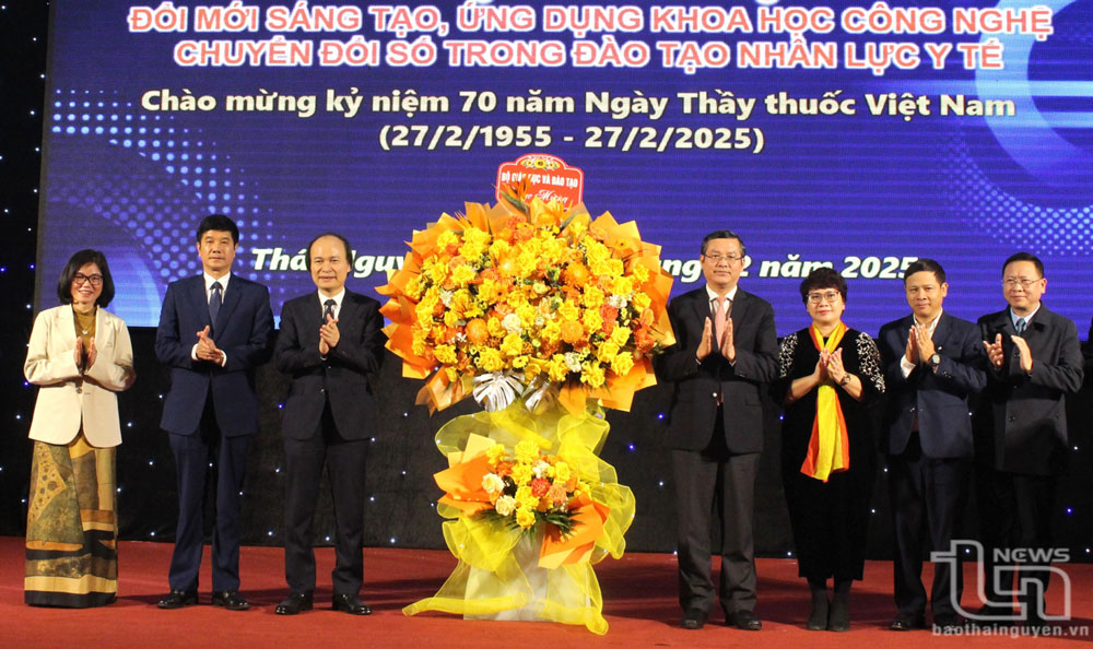 Thứ trưởng Bộ Giáo dục và Đào tạo Nguyễn Văn Phúc chúc mừng Trường Đại học Y – Dược Thái Nguyên.
