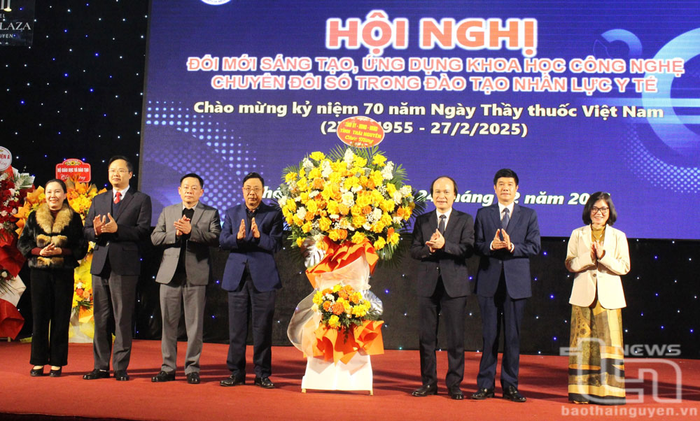 Đồng chí Phó Chủ tịch Thường trực UBND tỉnh Đặng Xuân Trường và lãnh đạo một số sở, ngành chúc mừng Trường Đại học Y – Dược Thái Nguyên.
