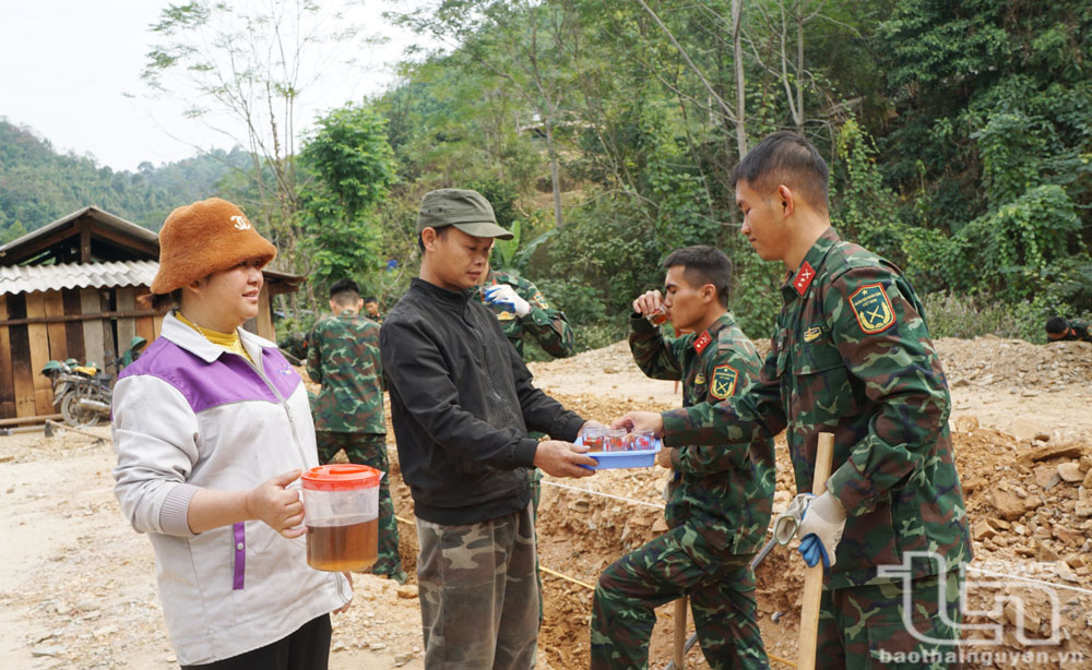 Nhớ những ngày bộ đội về giúp dân