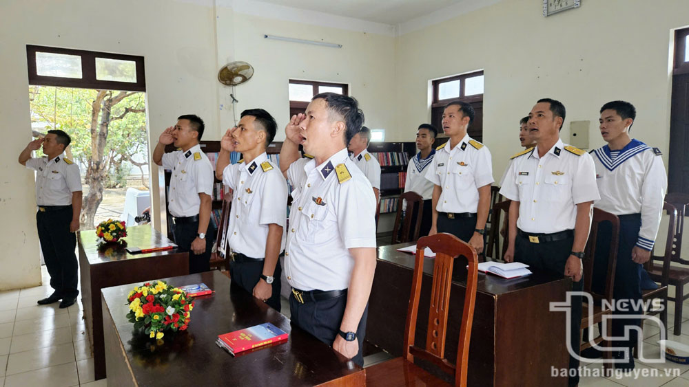 Các đảng viên trong Chi bộ Cụm chiến đấu 3, đảo Trường Sa nghiêm trang hát quốc ca trong lễ kết nạp đảng viên mới.