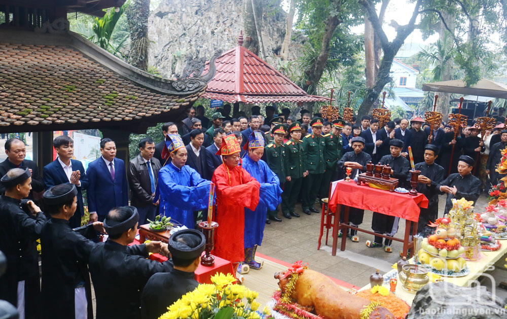 Tưng bừng khai hội đền Đuổm