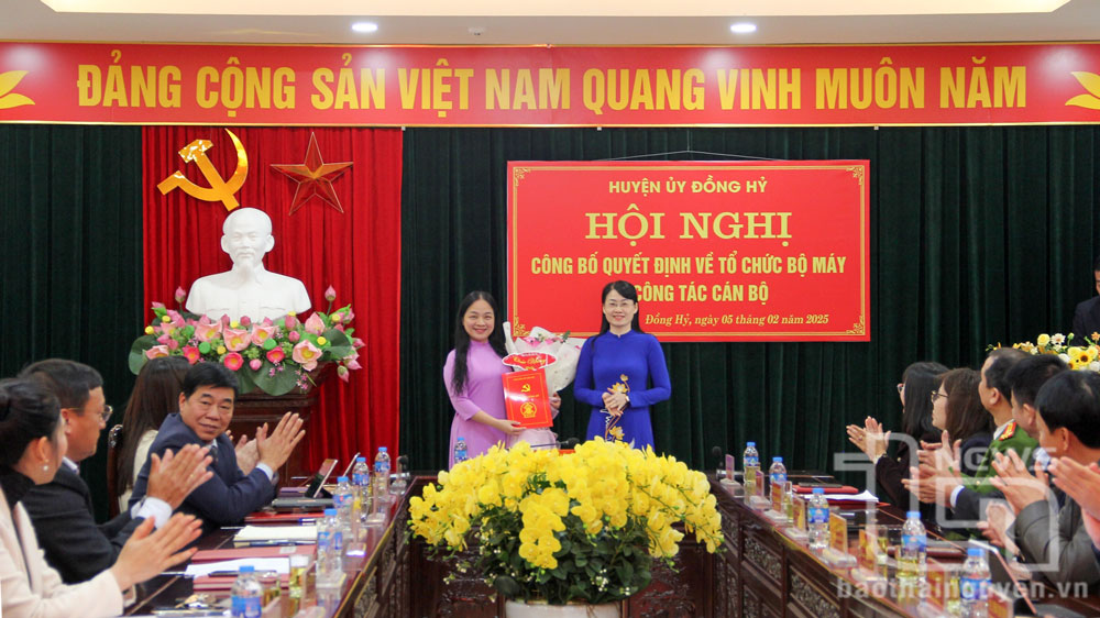 Lãnh đạo Huyện ủy Đồng Hỷ trao Quyết định phân công nhiệm vụ cho đồng chí Trưởng Ban Tuyên giáo và Dân vận Huyện ủy.
