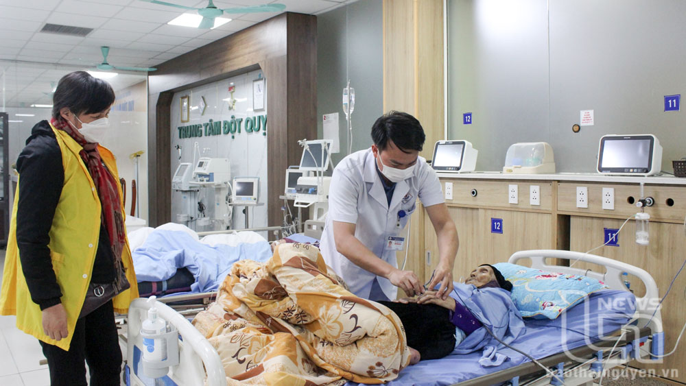 Chăm sóc bệnh nhân tại Khoa Thần kinh và Trung tâm Đột quỵ Bệnh viện Trung ương Thái Nguyên.