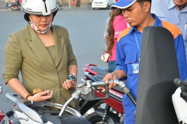 Giá xăng tăng thêm hơn 250 đồng/lít