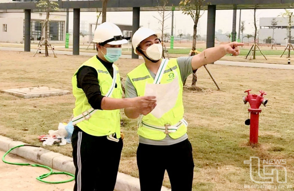 Công nhân Công ty Green House khảo sát để triển khai vệ sinh công nghiệp theo đơn đặt hàng của khách.