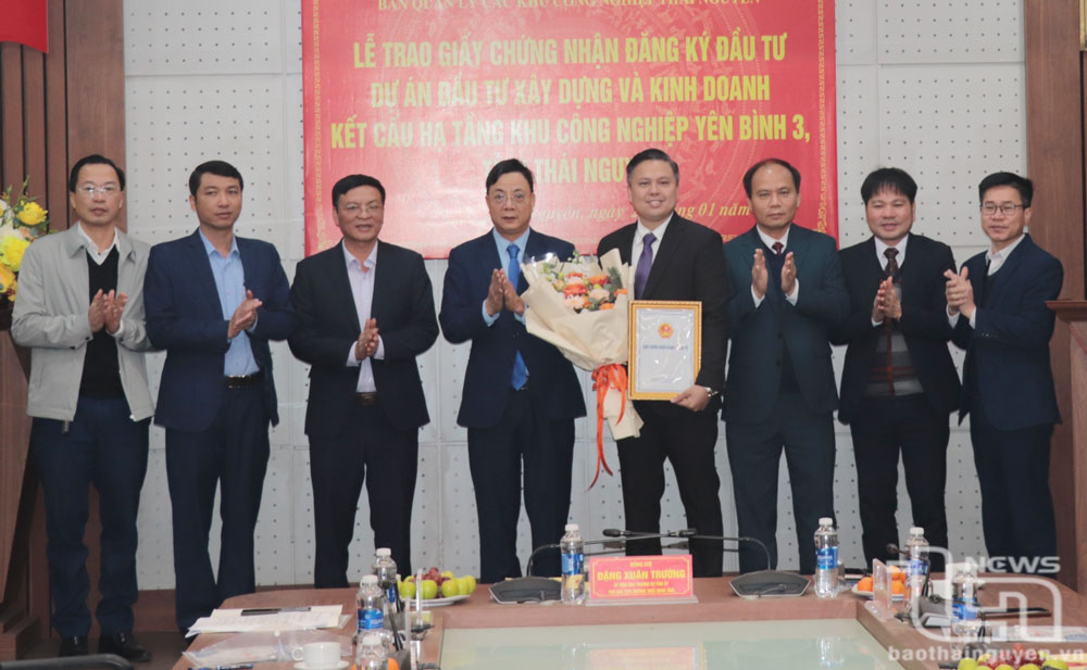 Trao giấy chứng nhận đăng ký đầu tư cho Dự án xây dựng và kinh doanh kết cấu hạ tầng Khu công nghiệp Yên Bình 3. Ảnh: T.L 