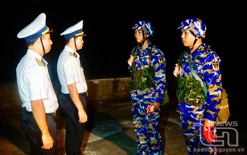 Trung úy Trần Hải Anh (ngoài cùng bên phải) nhà ở thị trấn Đu (Phú Lương) trong ca tuần tra, canh gác đêm ở đảo Trường Sa dịp Tết Nguyên đán Ất Tỵ 2025.