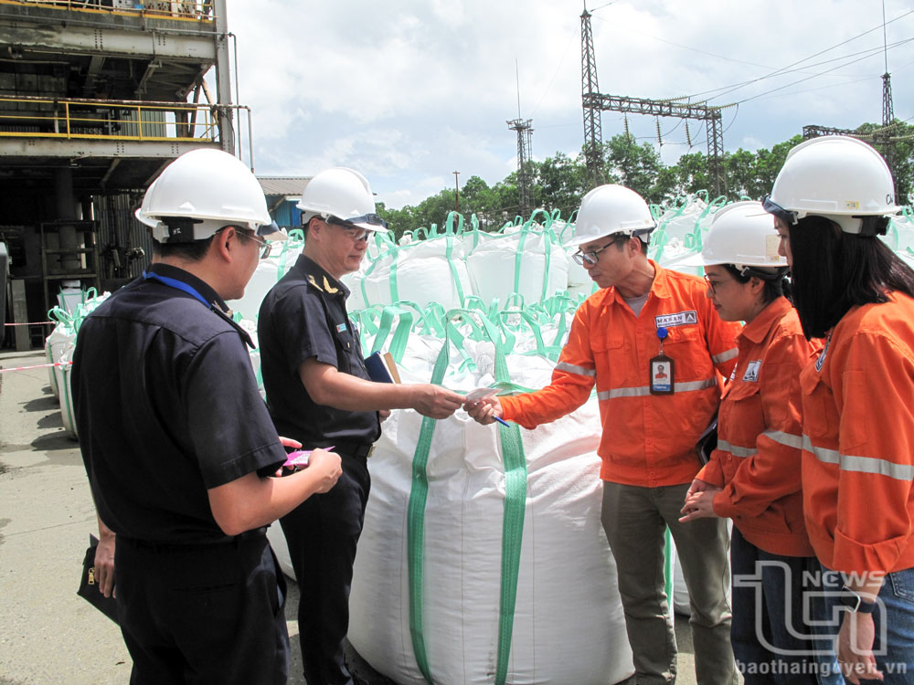 Cán bộ Chi cục Hải quan Thái Nguyên kiểm tra hàng hóa xuất khẩu tại Công ty TNHH Khai thác và chế biến khoáng sản Núi pháo.