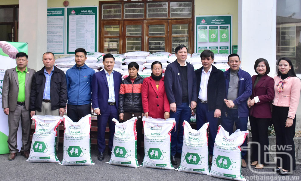 Đại diện Công ty CP Green Feed Việt Nam và Báo Tuổi trẻ, Hội Nông dân tỉnh trao cám chăn gà cho các hộ dân bị thiệt hại trong cơn bão số 3 tại xã Tức Tranh (Phú Lương).