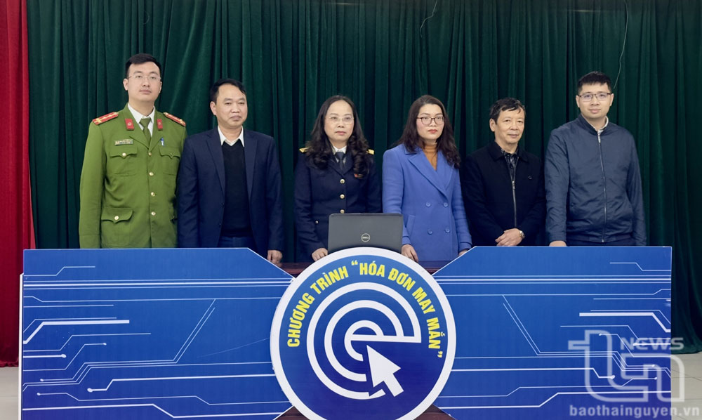 Các thành viên Hội đồng giám sát thực hiện bấm số ngẫu nhiên trong chương trình lựa chọn “Hóa đơn may mắn”.