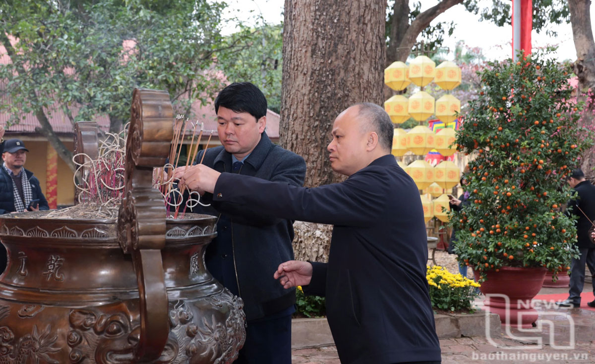 Lãnh đạo các báo Đảng vùng Thủ đô dâng hương tại Khu di tích Hoàng Thành Thăng Long