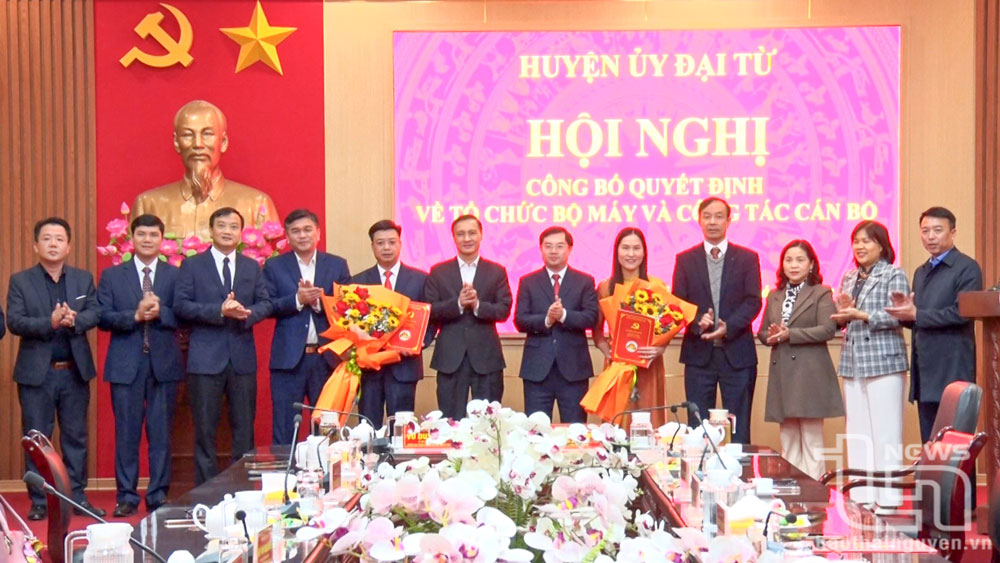 Lãnh đạo tỉnh và Huyện ủy Đại Từ trao quyết định về công tác cán bộ đối với Trưởng Ban và Phó Ban Tuyên giáo và Dân vận Huyện ủy.