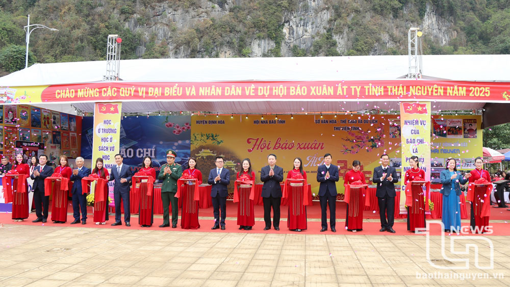 Các đại biểu cắt băng khai mạc Hội báo Xuân Ất Tỵ 2025.